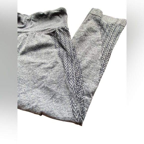 Lorna Jane Gray Seamless Capri Leggings Size Medium - Picture 4 of 12